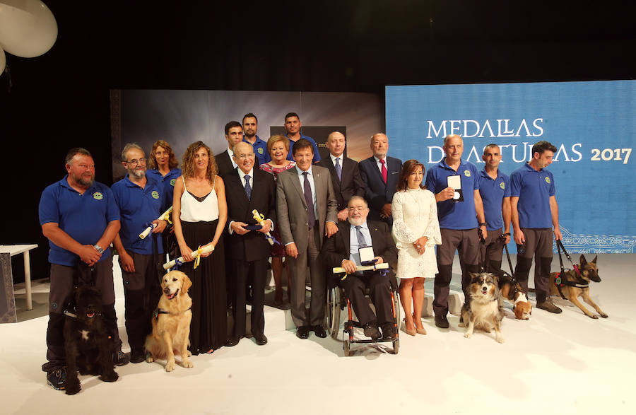 El Principado entrega las Medallas de Asturias a la Unidad Canina de Rescate del Principado, la de la red de profesionales y centros de Atención Primaria, a Mario García y al empresario y coleccionista de arte, el asturmexicano Plácido Arango.