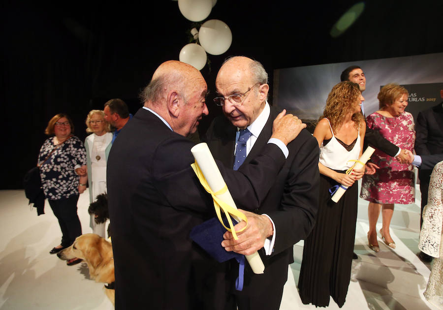 El Principado entrega las Medallas de Asturias a la Unidad Canina de Rescate del Principado, la de la red de profesionales y centros de Atención Primaria, a Mario García y al empresario y coleccionista de arte, el asturmexicano Plácido Arango.