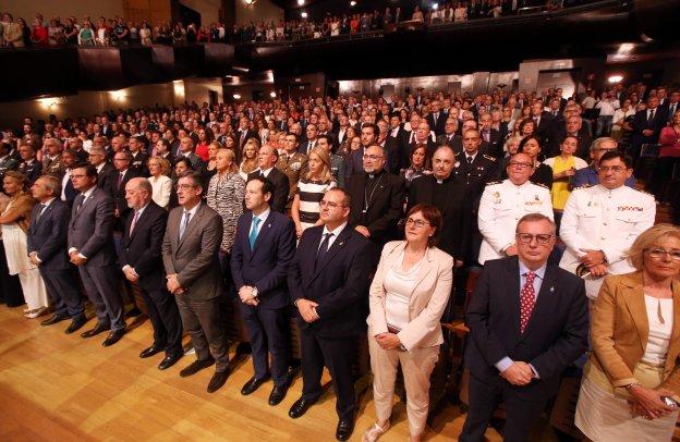 El himno de Asturias puso a todas las autoridades en pie; en primera fila, entre otros, Gabino de Lorenzo, Pedro Sanjurjo e Ignacio Prendes. 
