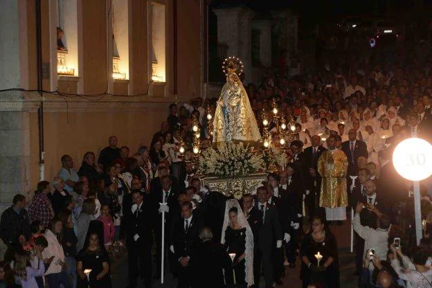 La Virgen de la Guía es trasladada en procesión nocturna desde su ermita hasta la basílica. 