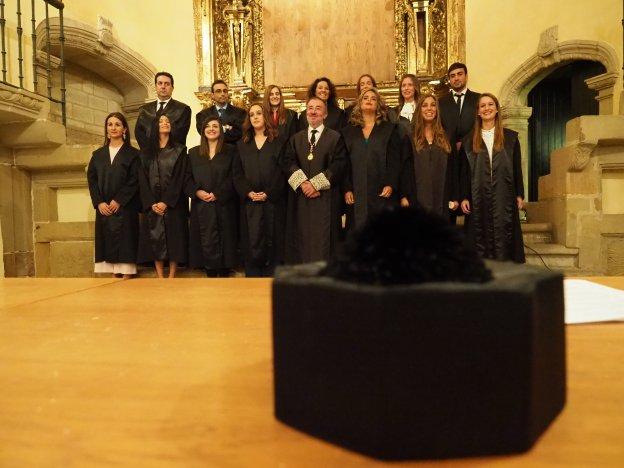 El decano de los abogados con los nuevos colegiados durante la celebración de la festividad de la patrona. 