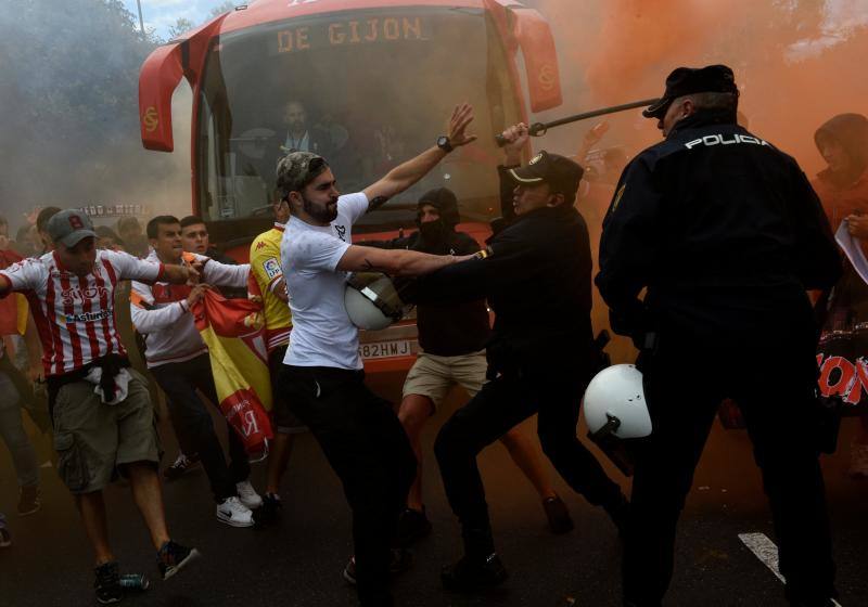 Carga policial al inicio del derbi asturiano, Sporting - Oviedo