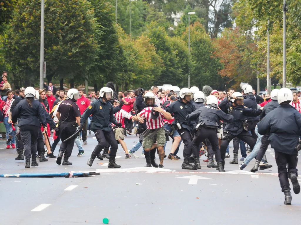 Carga policial al inicio del derbi asturiano, Sporting - Oviedo