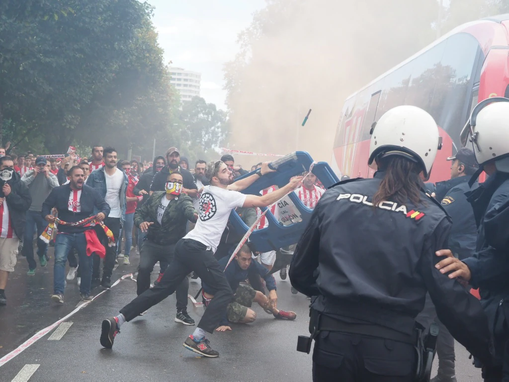 Carga policial al inicio del derbi asturiano, Sporting - Oviedo