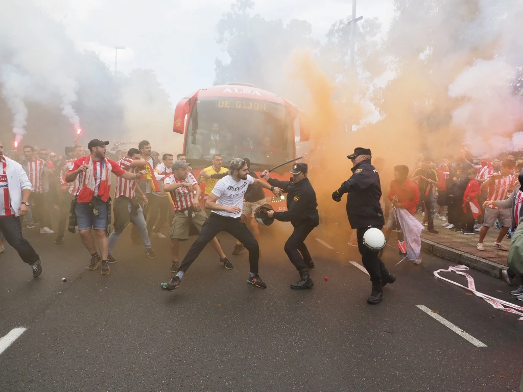 Carga policial al inicio del derbi asturiano, Sporting - Oviedo