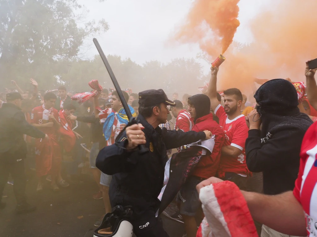 Carga policial al inicio del derbi asturiano, Sporting - Oviedo