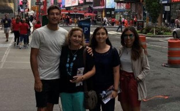 Pablo Carreño, su madre Toña, su hermana Lucía y Claudia, una amiga, durante un paseo ayer por la zona de Times Square, en Nueva York. 