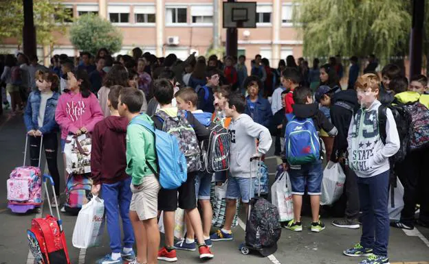 Alumnos a la entrada del colegio Evaristo Valle de Gijón.
