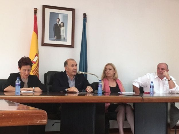 Cecilia Pérez, David González, Victoria Zarcero y José Antonio Méndez en el salón de Plenos.