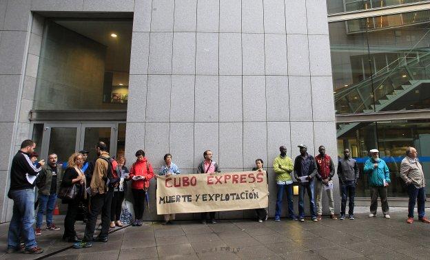 Muestra de apoyo a los trabajadores antes del juicio. 