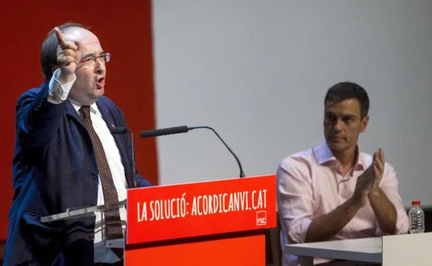 Miquel Iceta y Pedro Sánchez, durante un mitin en Santa Coloma de Gramanet (Barcelona).