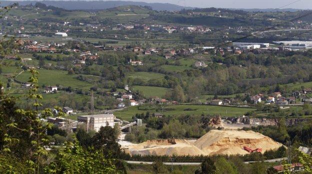 La canteras de Arcelor-Mittal en Orgaleyo y la planta de hormigón de Hnanson en el Naranco. 