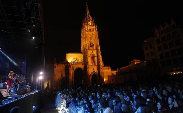 Un concierto junto a la catedral de Oviedo, en una edición anterior de las fiestas de San Mateo.