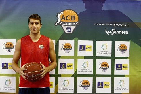 El nuevo fichaje, Arturo. 