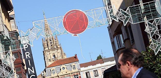 Las luces para San Mateo 2017, ya instaladas en la calle San Francisco. 