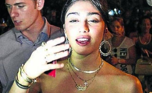 La hija de Madonna, pillada en una fiesta porno