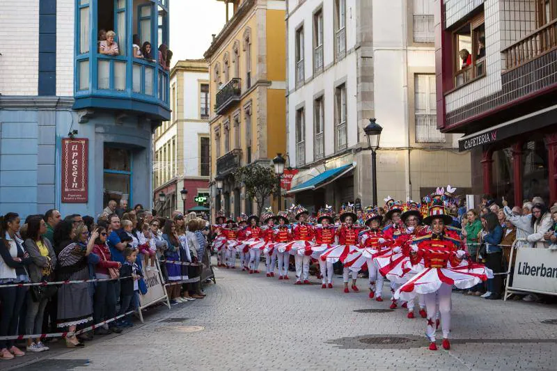 Desfile de color, música y fiesta para despedir las fiestas de Candás