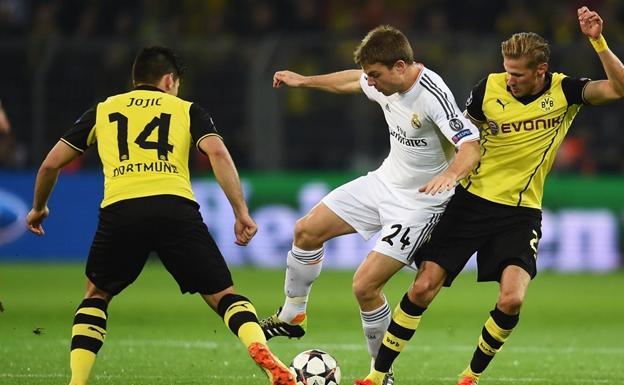 Asier Illarramendi pugna con Milos Jojic y Oliver Kirch por un balón