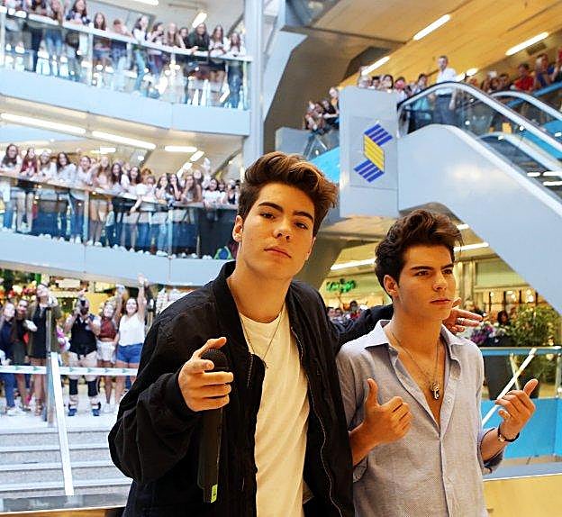 Jesús y Daniel Oviedo, en una firma de discos en Oviedo. 