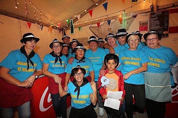 El pregonero, Daniel Montalvo, junto a la comisión de fiestas de Pescadores. 