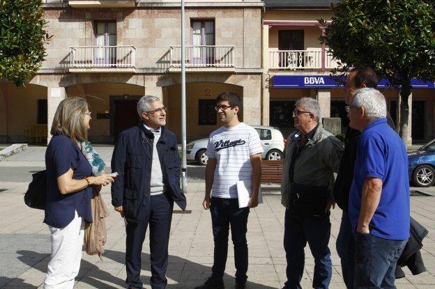 Gaspar Llamazares encabezó ayer la delegación de IU que visitó Llaranes. 