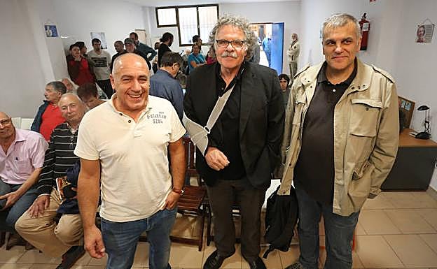 Joan Tardá, con cabestrillo, antes de el acto en Gijón.