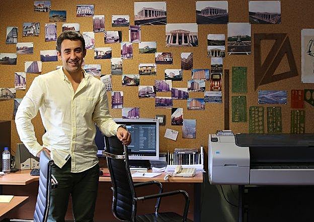 Tomás Fernández Ferrera en el estudio que comparte con su padre, Tomás Fernández Miranda, y su hermano Alejandro. 