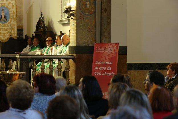 Francisco del Rey, segundo por la izquierda, ayer en el Sagrado Corazón de Jesús en Villalegre. 