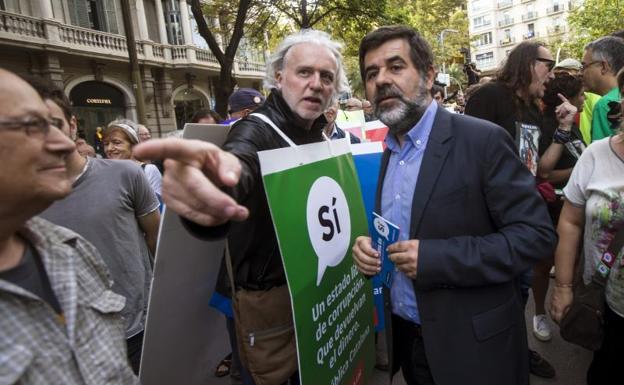 El presidente de la ANC, Jordi Sánchez (d), durante el acto en el que se ha repartido propaganda del referéndum.