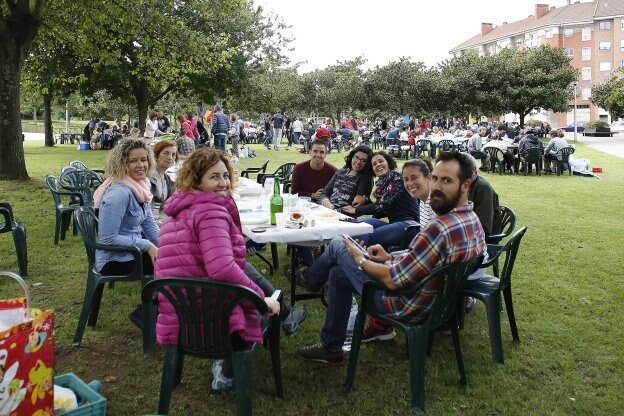 Familias y vecinos se reunieron en el parque de Moreda para preparar la comida del domingo. 