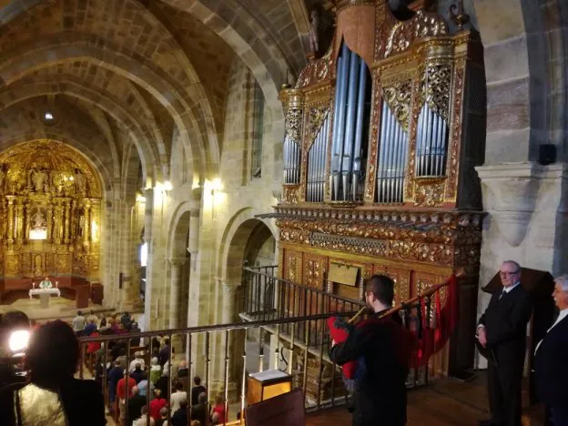 Llorián García, en la misa de gaita celebrada en la iglesia del monasterio de Valdediós. 