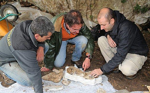 Pablo Arias, en el centro, con dos colaboradores en la cueva del Alloru durante la campaña de 2013. 