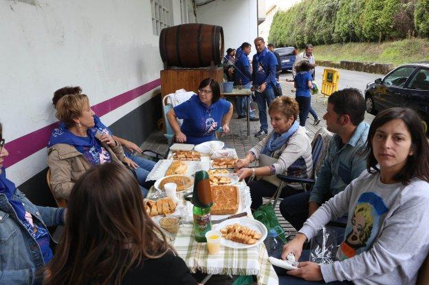 Ana, Kike, Irene, Geli, María José, Consuelo y Cristina celebraron la comida en la calle. 