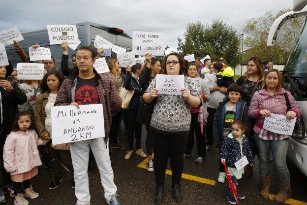 Escolares y sus familias durante la concentración en Nuevo Roces. 