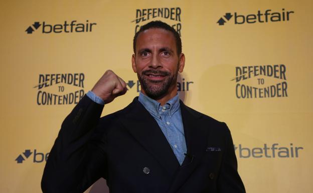 Rio Ferdinand posa después de la rueda de prensa 