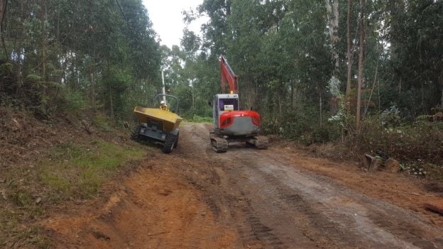 Las máquinas ya han comenzado los trabajos sobre el terreno. 