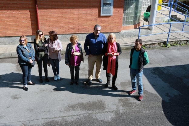 Fernández, segunda por la derecha, con vecinos y concejales. 