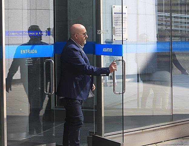 M. Á. L. R., a la salida de la Audiencia Provincial de Oviedo. 