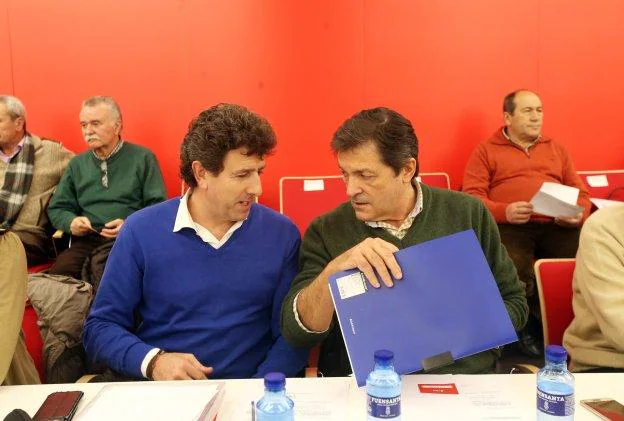 Jesús Gutiérrez y Javier Fernández, en una reunión del Comité Autonómico de la FSA. 