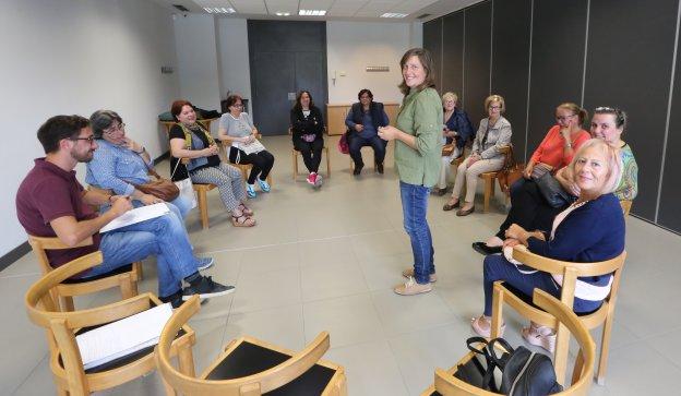 Nuria Rodríguez, en el centro, en la jornada de presentación de los objetivos del taller. 