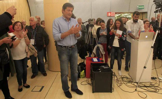 Javier Fernández, durante el escrutinio del pasado domingo.