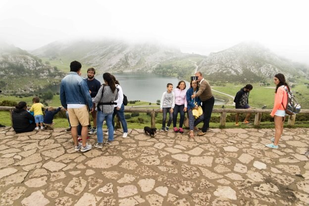 Turistas haciéndose fotografías este verano en los Lagos de Covadonga. 