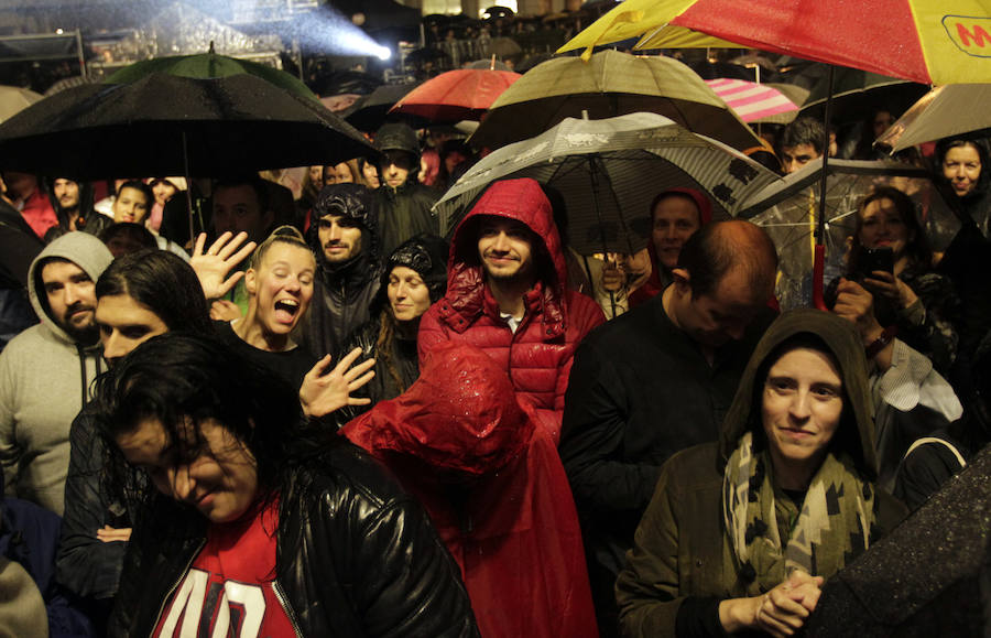 Rodrigo Cuevas desafía a la lluvia en su concierto en San Mateo