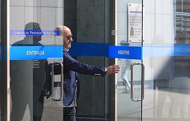 M. Á. L. R. a la salida de la Audiencia Provincial de Oviedo. 