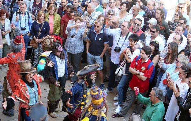 La comparsa 'Los irracionales' en la plaza de la Constitución ante numeroso público. 