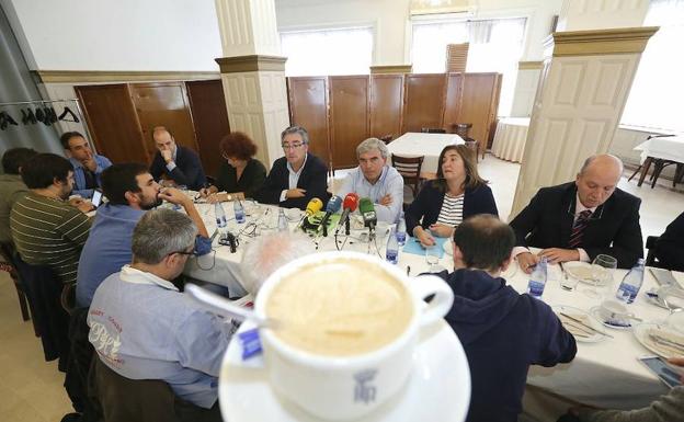 Mariano Marín, junto con otros miembros del PP gijonés, en el desayuno hoy celebrado