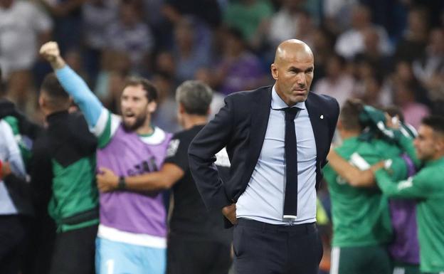 Zidane, con gesto serio tras la derrota ante el Betis.