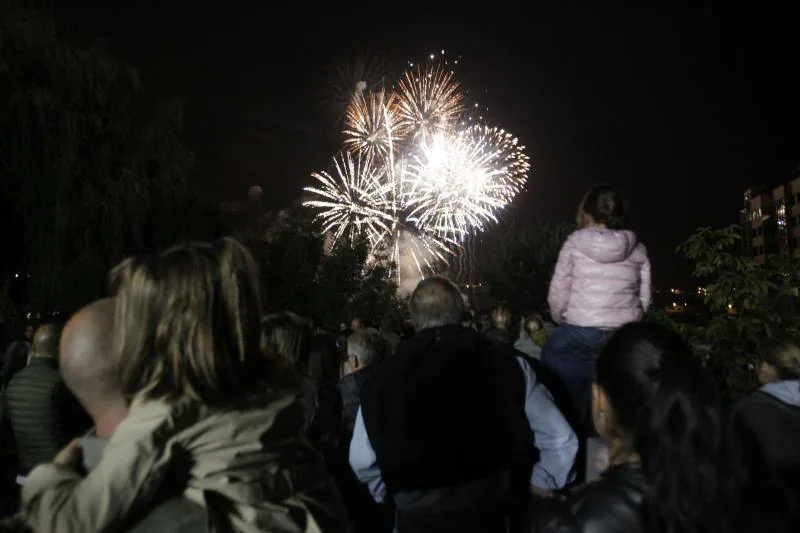 Los Fuegos encienden la noche de San Mateo en Oviedo