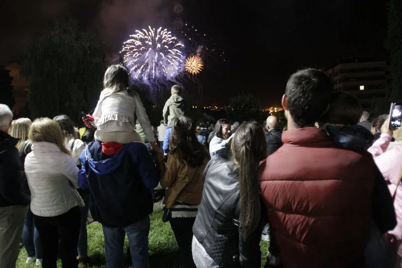 Los Fuegos encienden la noche de San Mateo en Oviedo