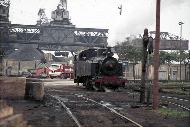 Locomotora de vapor en el puerto de El Musel en 1975. 